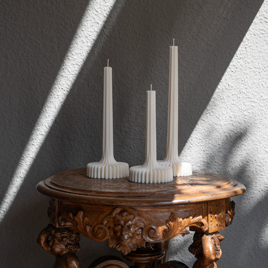Kerzen Set Fylda in natürlichem Cremeton – skulpturale Designkerzen, Rapswachs, handgefertigt in Hamburg, 100 % pflanzlich & nachhaltig. Studio Z. Dreier Set mit aufstrebendem Stiel und skulpturalem Plateau. Dekoriert auf barockem Tisch im Schatten-Lichtspiel der Sonne.