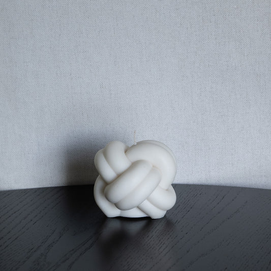 Knot Kerze in natürlichem Cremeton – skulpturale Designkerzen, Rapswachs, handgefertigt in Hamburg, 100 % pflanzlich & nachhaltig. Studio Z. Knotenform dänisches Design.