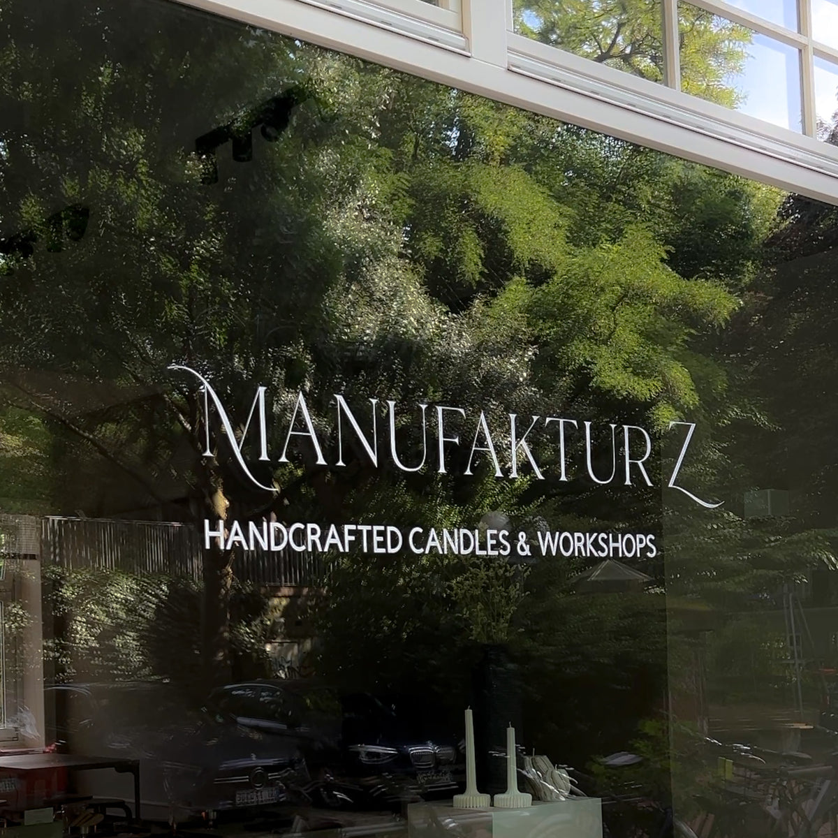 schaufenster mit schriftzug