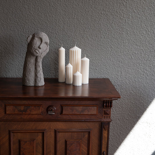 Kerzen Set Blocka in natürlichem Cremeton – skulpturales Designobjekt, Rapswachs, handgegossen in Hamburg, 100 % pflanzlich & nachhaltig. Studio Z. Riffelstruktur. Stumpenkerze.