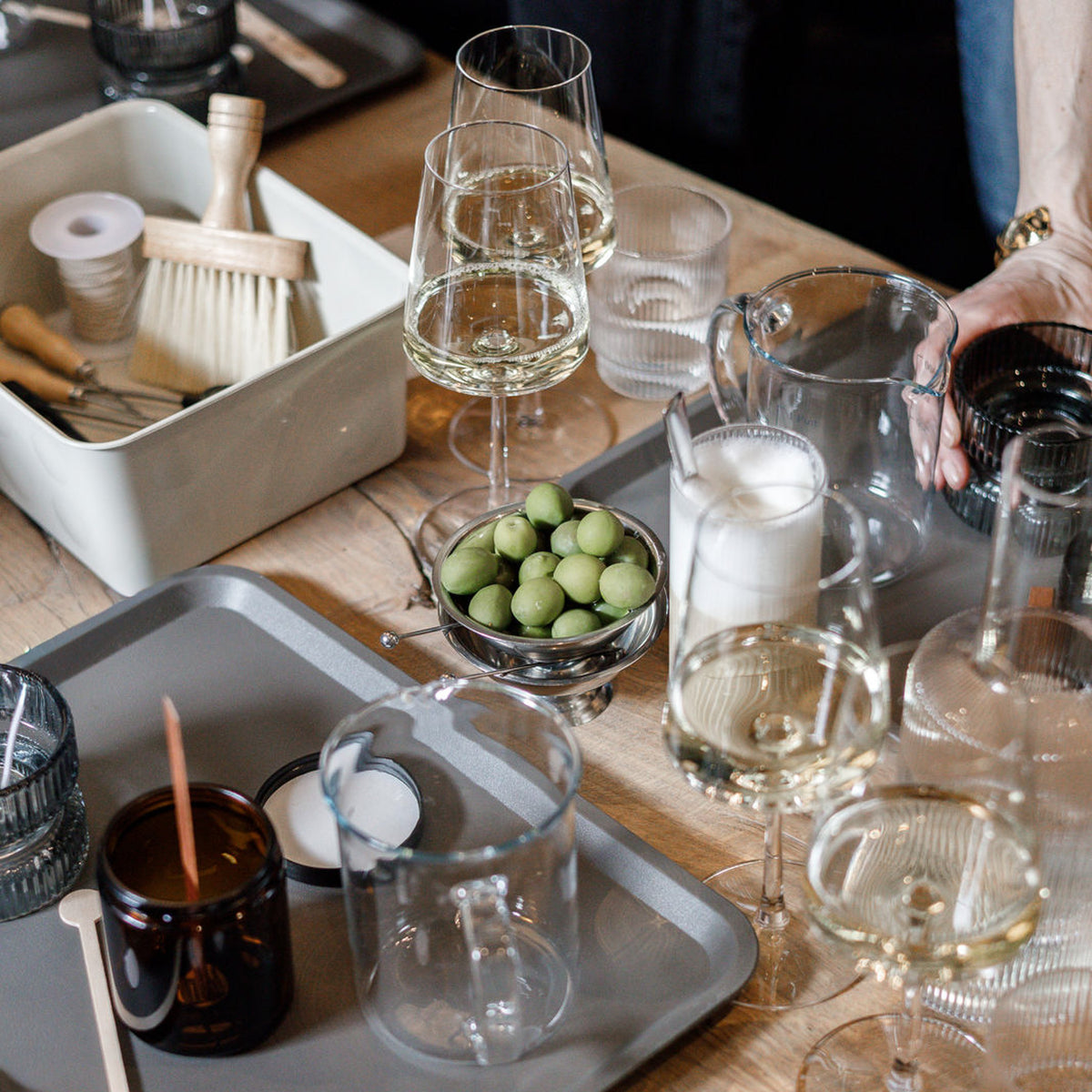 Geselliger Kerzenworkshop von Manufaktur Z zwischen Wein, Wachs und dänisch inspiriertem Design. bei snacks und Getränken