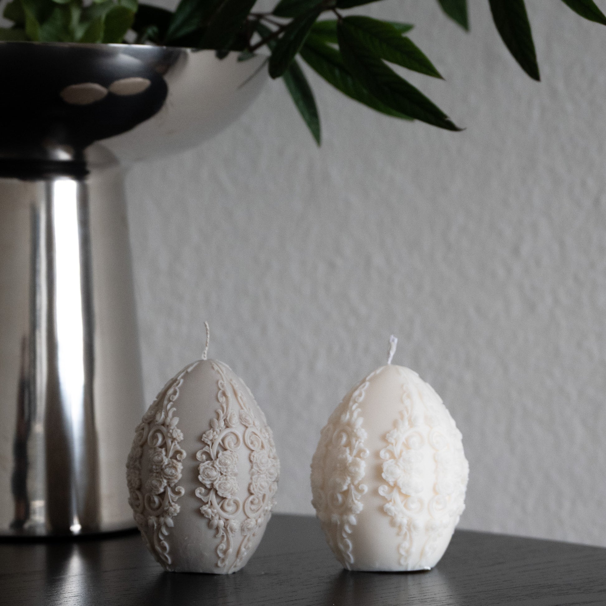 Osterei Kerze Faberge Ei Geschenk Ostern verziert neben Vase zwei Osterei Kerzen mit Blüten Schnitzereien