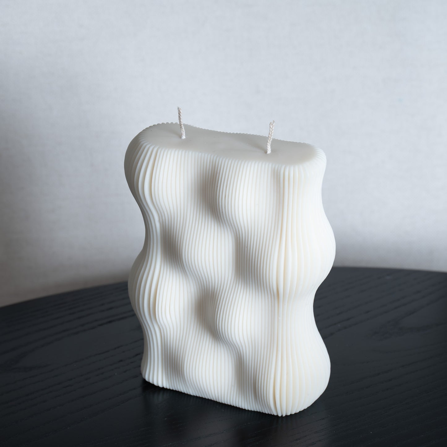 Væg Kerze in natürlichem Cremeton – Designkerzen aus Rapswachs, handgefertigt in Hamburg. 100 % pflanzlich & nachhaltig. Studio Z. Skulpturale Wellenform wie eine horizontale Wachswand. 