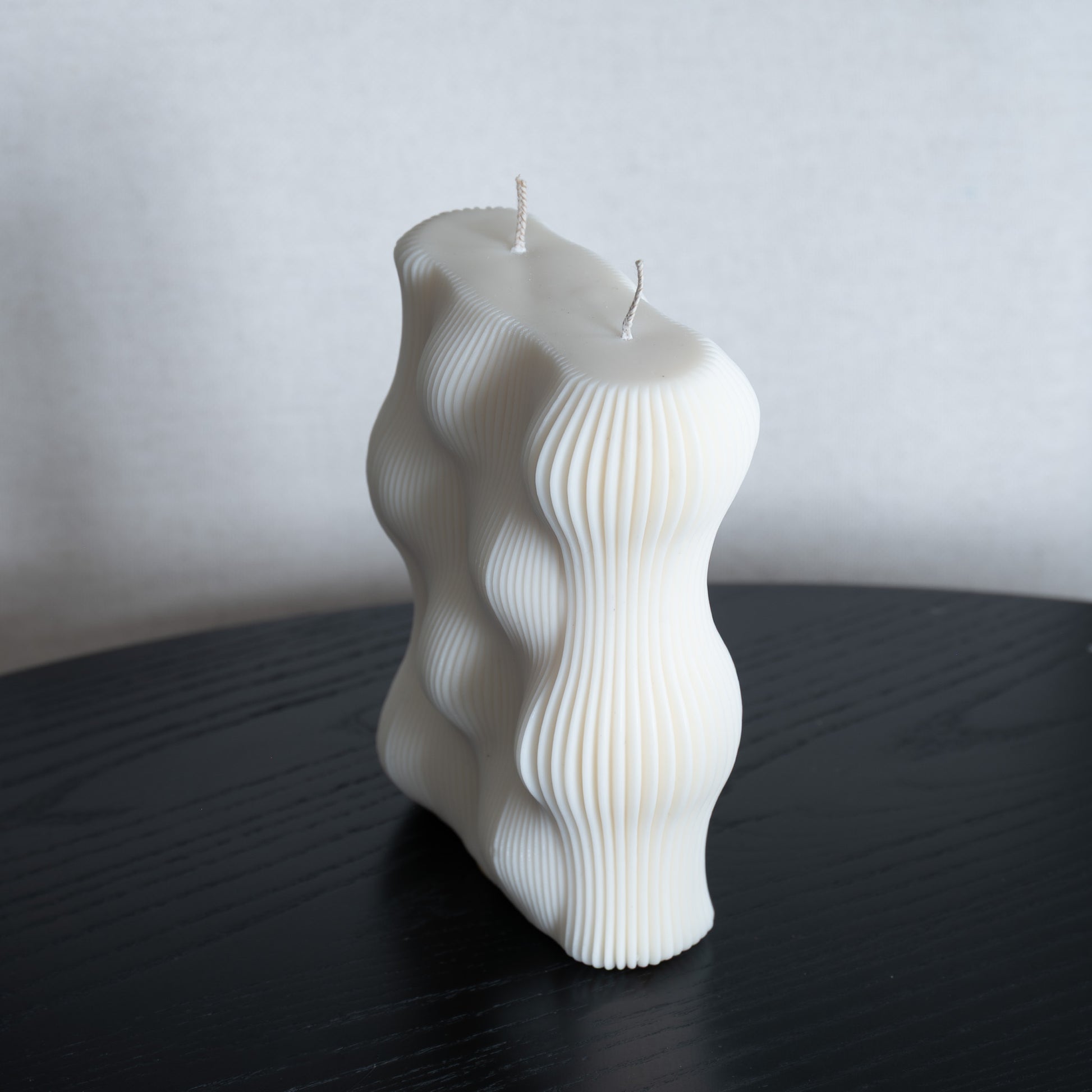 Væg Kerze in natürlichem Cremeton – Designkerzen aus Rapswachs, handgefertigt in Hamburg. 100 % pflanzlich & nachhaltig. Studio Z. Skulpturale Wellenform wie eine horizontale Wachswand. 